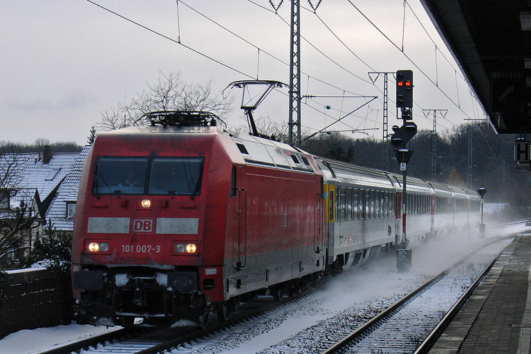 101 007 mit IC 284 bei km 16,8 (Dezember 2010)