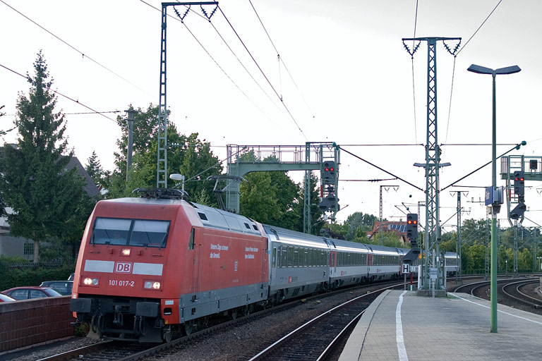 101 017 mit IC 283 bei km 16,6 (August 2010)