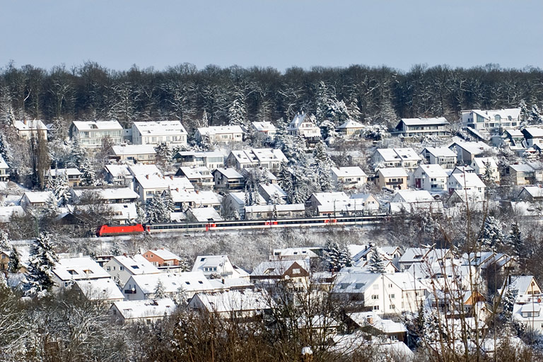 101 022 mit IC 183 bei km 12,8 (Dezember 2010)