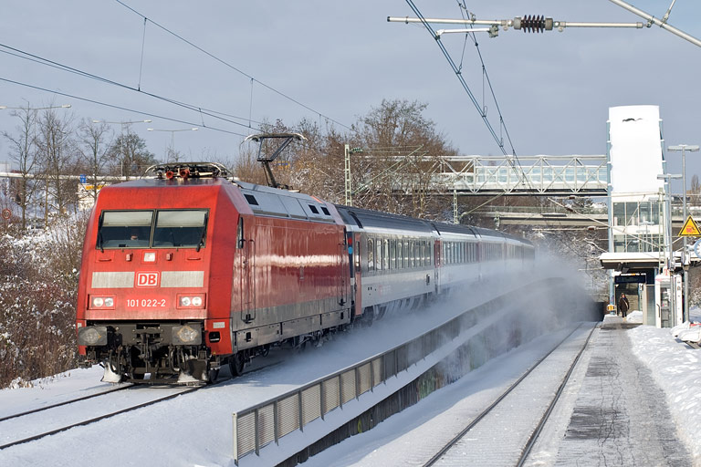101 022 mit IC 183 bei km 14,2 (Dezember 2010)