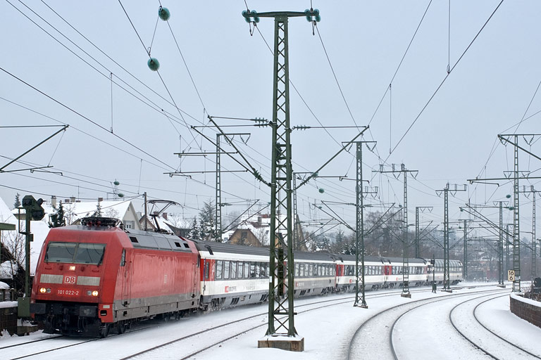 101 022 mit IC 183 bei km 16,6 (Dezember 2010)