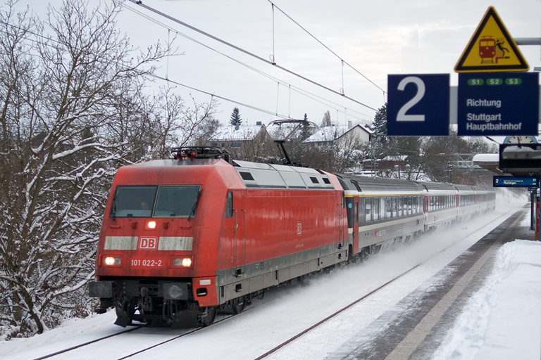 101 022 mit IC 186 bei km 14,0 (Dezember 2010)