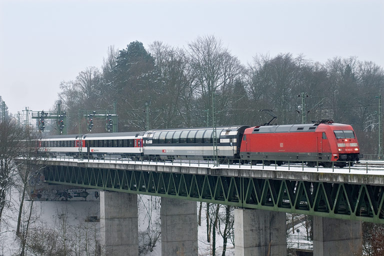 101 022 mit IC 186 bei km 14,6 (Dezember 2010)