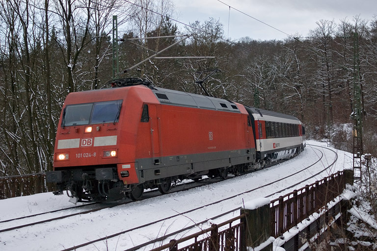 101 024 mit IC 186 bei km 11,0 (Dezember 2010)
