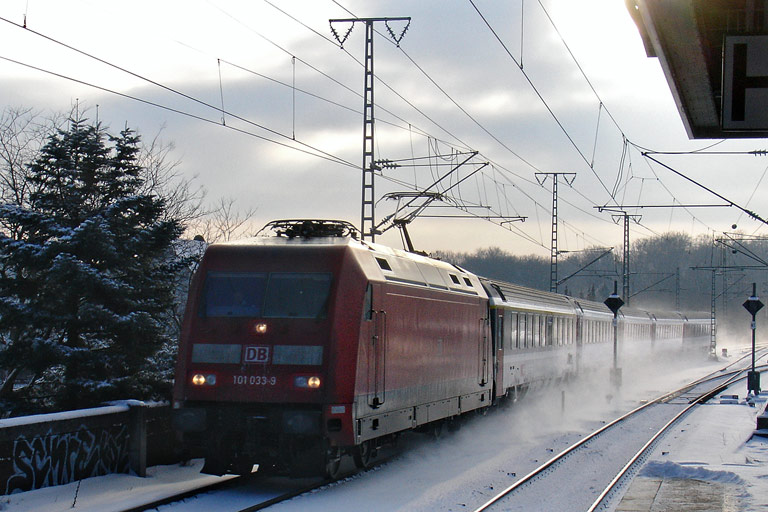 101 033 mit IC 284 bei km 16,8 (Dezember 2010)