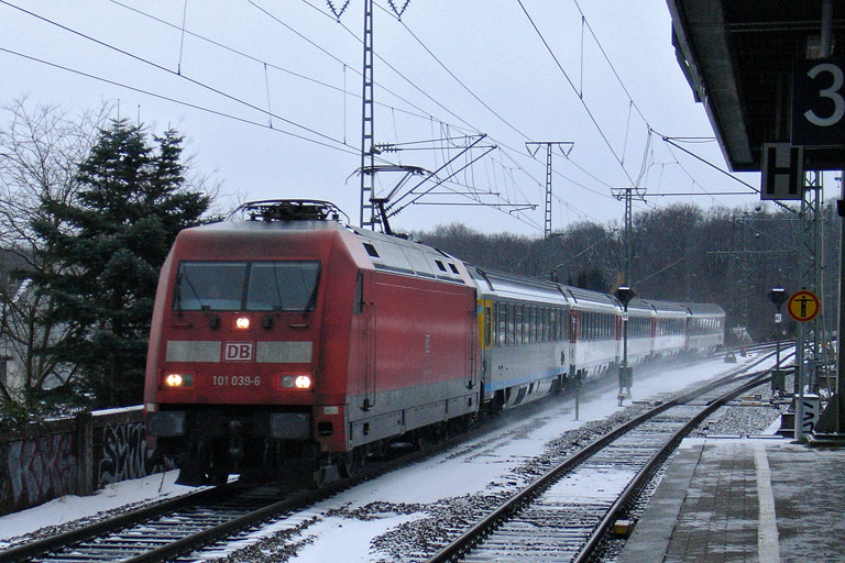 101 039 mit IC 284 bei km 16,8 (Dezember 2010)