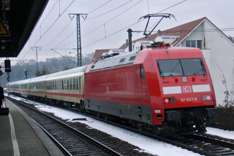 101 047 mit IC 2805 bei km 16,8 (Februar 2010)