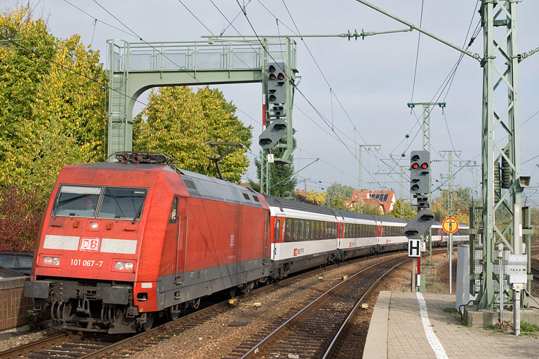 101 067 mit IC 183 bei km 16,6 (Oktober 2010)