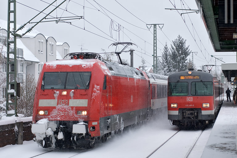 101 072 mit IC 183 bei km 16,8 (Dezember 2010)
