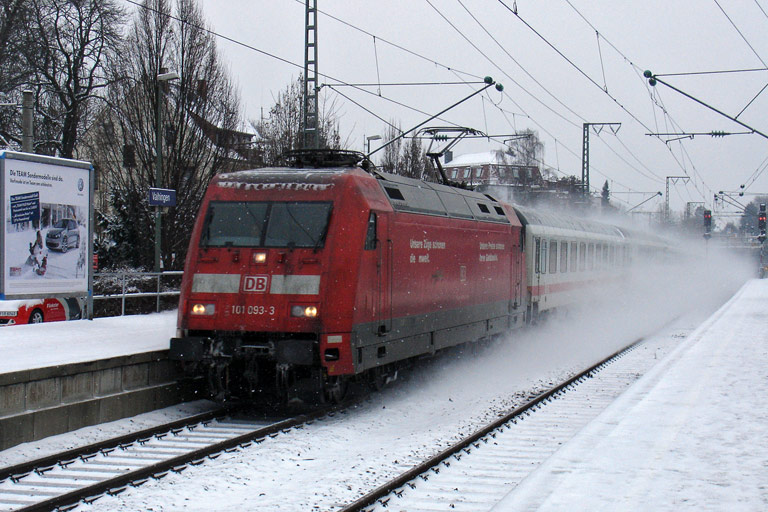 101 093 mit IC 2801 bei km 15,6 (Februar 2010)