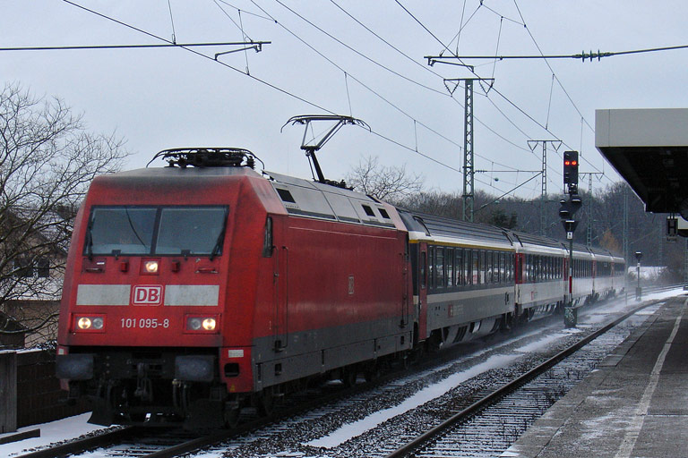 101 095 mit IC 282 bei km 16,8 (Dezember 2010)