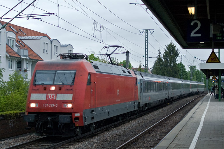 101 099 mit IC 283 bei km 16,8 (Mai 2010)