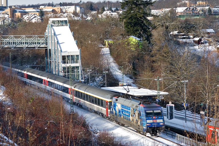 101 102 mit IC 187 bei km 14,2 (Dezember 2010)