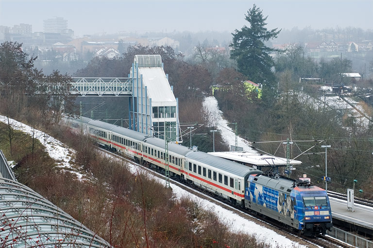 101 102 mit IC 2821 bei km 14,2 (Januar 2010)