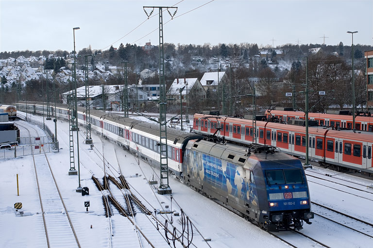 101 102 mit IC 282 bei km 16,0 (Dezember 2010)