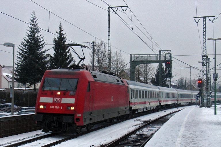 101 118 mit IC 2817 bei km 16,6 (Januar 2010)