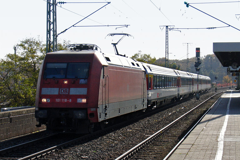 101 118 mit IC 282 bei km 16,8 (Oktober 2010)