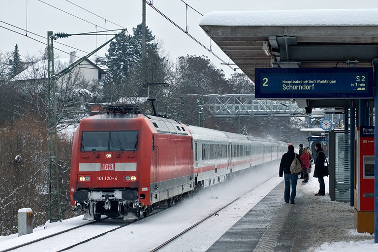 101 120 mit IC 2812 bei km 14,2 (Januar 2010)