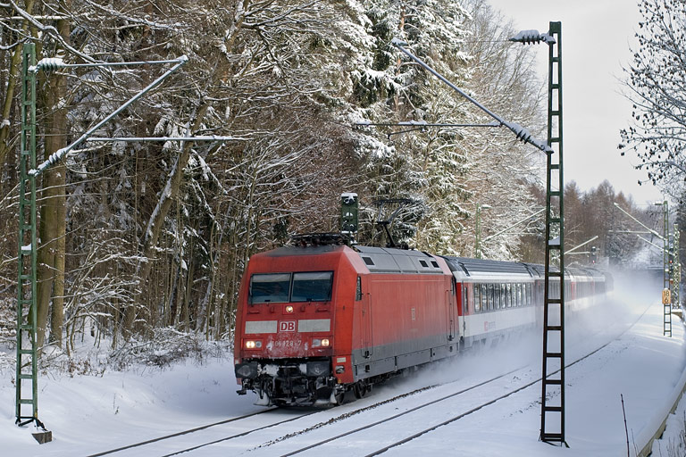 101 128 mit IC 185 bei km 18,6 (Dezember 2010)