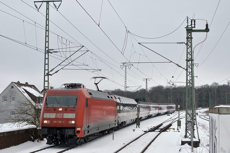 101 128 mit IC 282 bei km 16,8 (Dezember 2010)