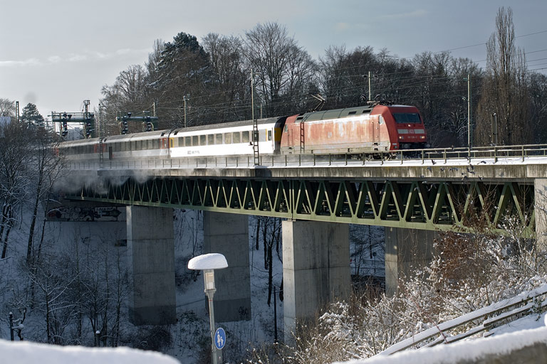 101 128 mit IC 284 bei km 14,6 (Dezember 2010)