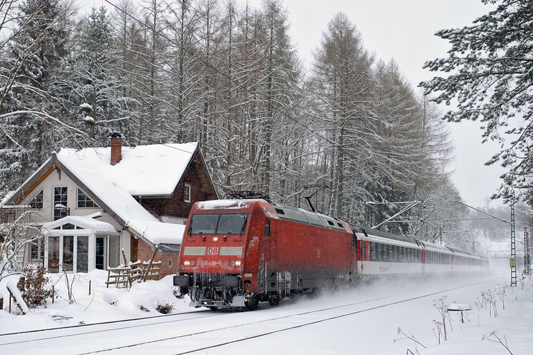 101 136 mit IC 185 bei km 18,2 (Dezember 2010)