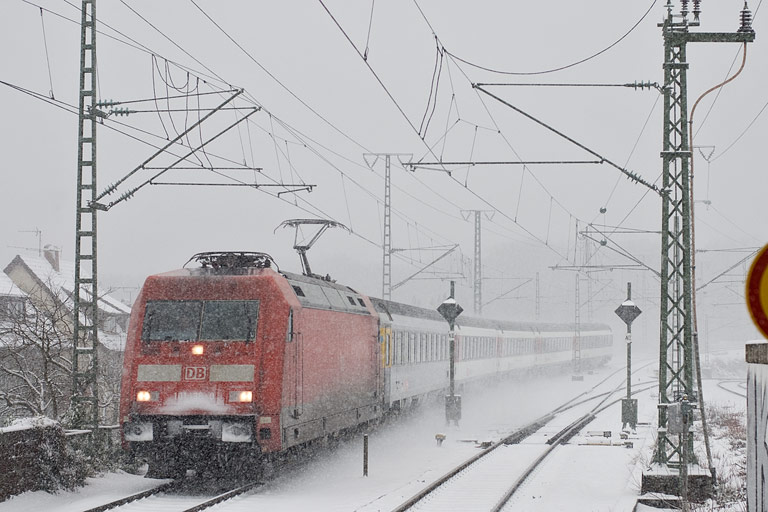 101 136 mit IC 282 bei km 16,8 (Dezember 2010)