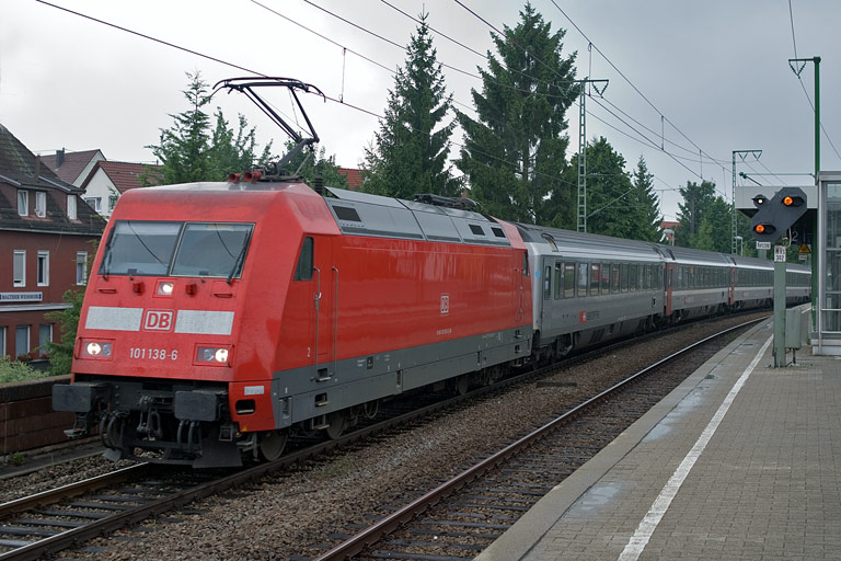 101 138 mit IC 185 bei km 16,8 (Juli 2010)