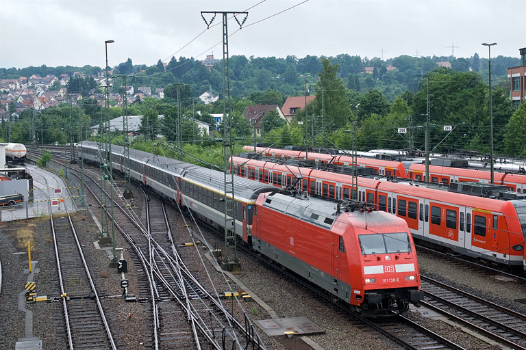 101 138 mit IC 284 bei km 16,0 (Juli 2010)