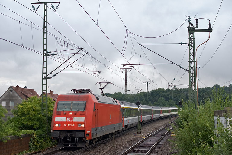 101 143 mit IC 182 bei km 16,8 (Juli 2010)