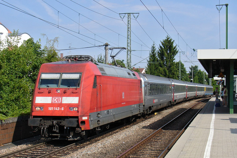 101 143 mit IC 183 bei km 16,8 (Juli 2010)