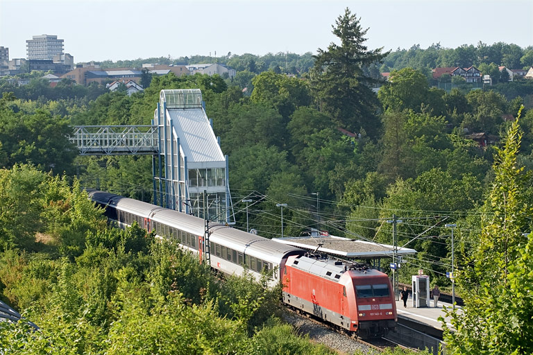 101 143 mit IC 283 bei km 14,2 (Juli 2010)