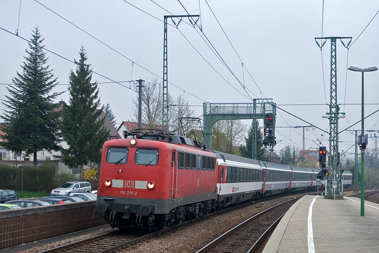 110 210 mit IC 183 bei km 16,6 (April 2010)