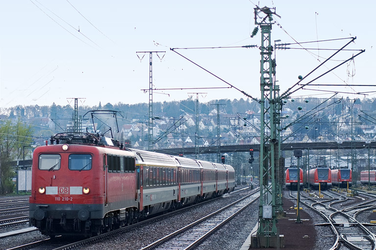 110 210 mit IC 184 bei km 16,0 (April 2010)
