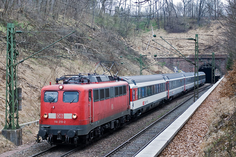 110 210 mit IC 185 bei km 18,0 (April 2010)