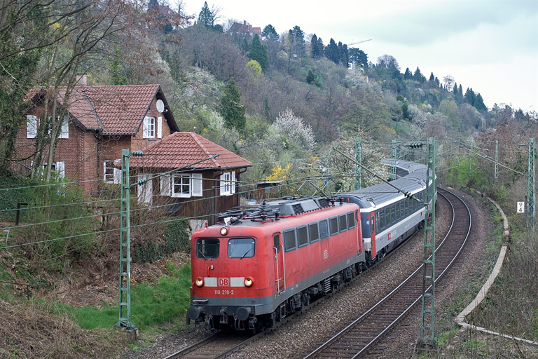 110 210 mit IC 185 bei km 9,4 (April 2010)