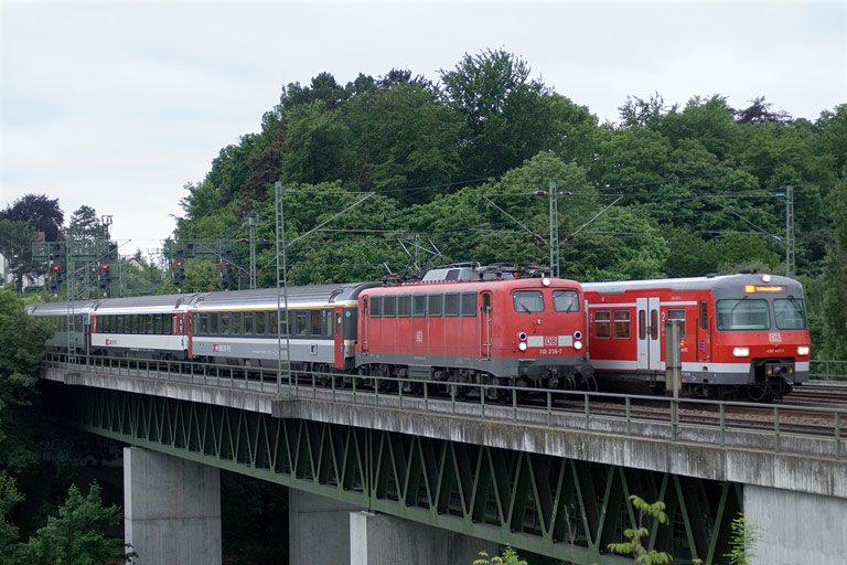 110 236 mit IC 182 und 420 467 als S2 bei km 14,6 (Mai 2010)