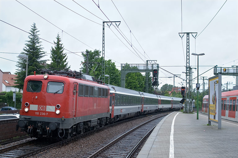 110 236 mit IC 183 bei km 16,8 (Mai 2010)