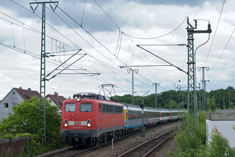 110 236 mit IC 184 bei km 16,8 (Mai 2010)