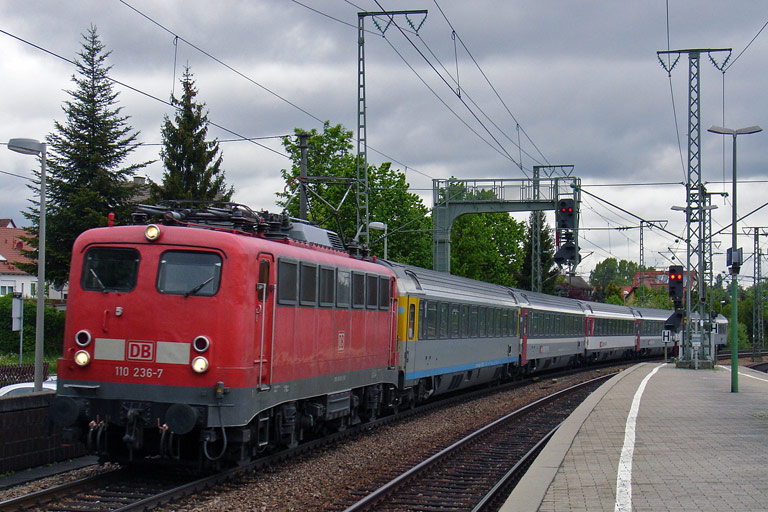 110 236 mit IC 281 bei km 16,6 (Mai 2010)