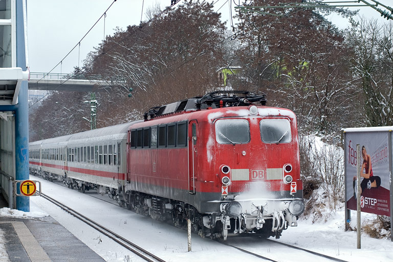 110 243 mit IC 2812 bei km 14,0 (Januar 2010)