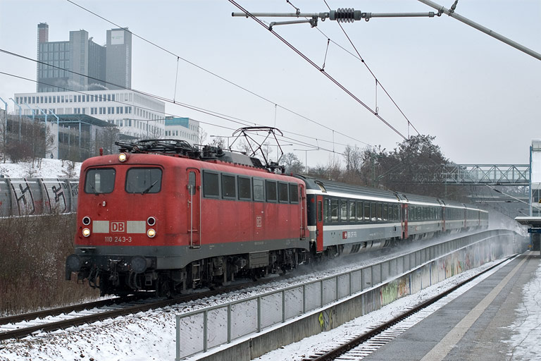 110 243 mit IC 487 bei km 14,2 (Januar 2010)