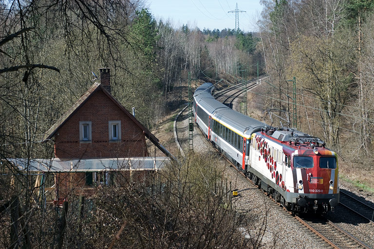 110 329 mit IC 282 bei km 19,2 (April 2010)