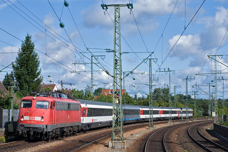 110 352 mit IC 183 bei km 16,6 (August 2010)