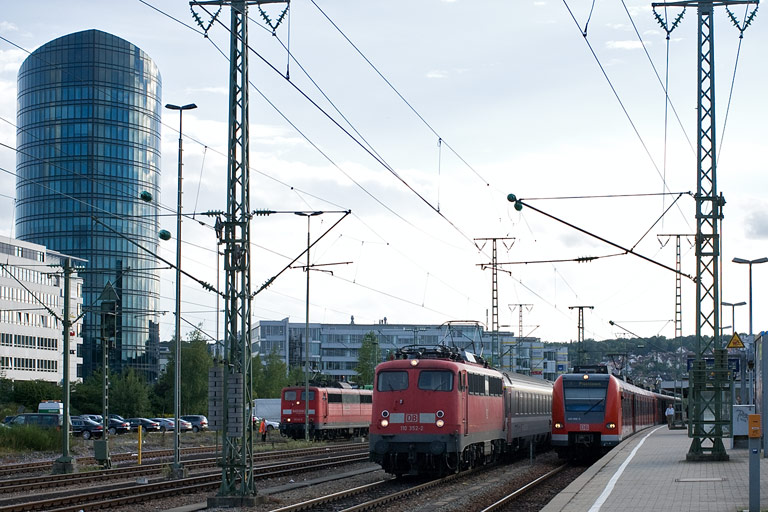 110 352 mit IC 184 bei km 15,6 (September 2010)