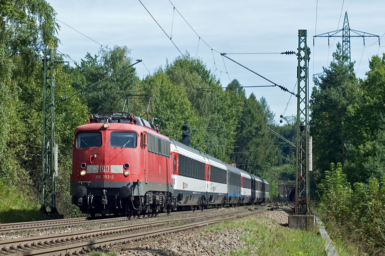110 352 mit IC 185 bei km 18,6 (September 2010)