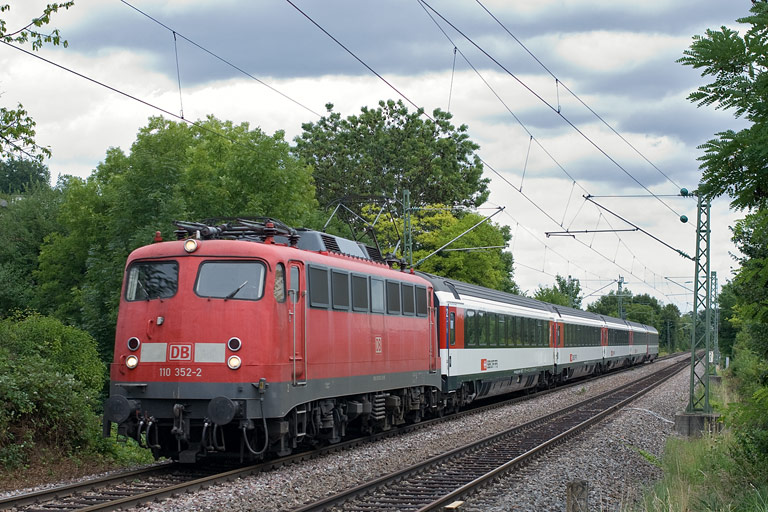 110 352 mit IC 185 bei km 12,8 (August 2010)
