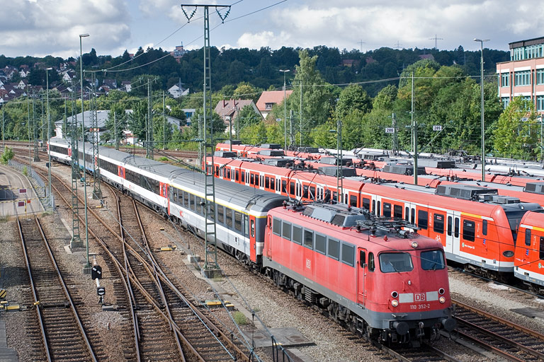 110 352 mit IC 282 bei km 16,0 (August 2010)