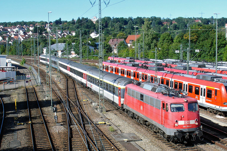110 352 mit IC 284 bei km 16,0 (August 2010)