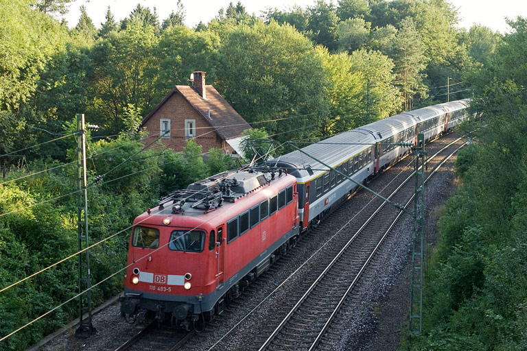 110 483 mit IC 182 bei km 19,2 (Juli 2010)